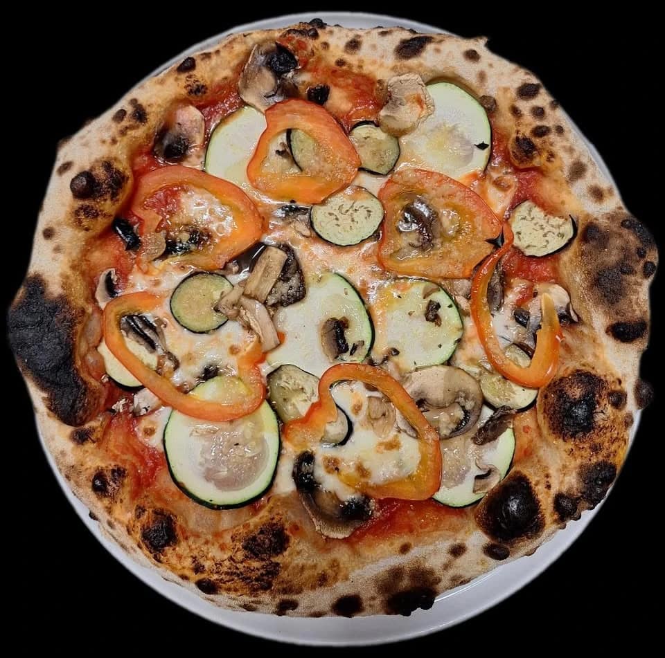 Solo Italiano pizza topped with zucchini, mushrooms and capsicum
